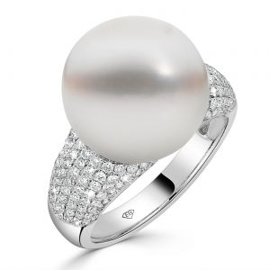 Pearl Set With Round Diamonds On The Side