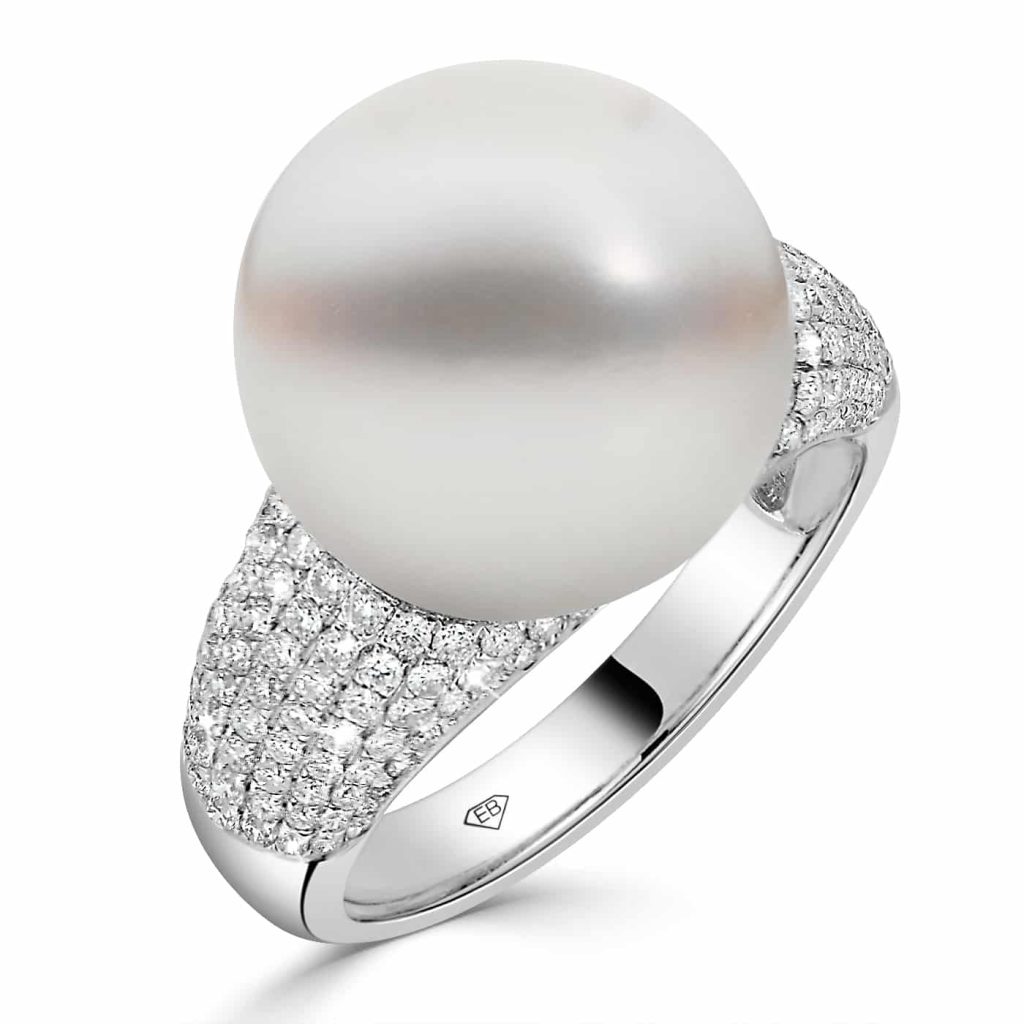 Pearl Set With Round Diamonds On The Side