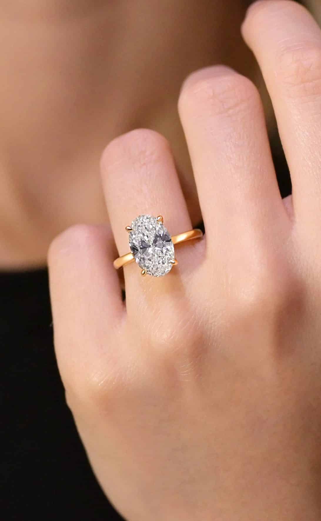 Oval cut engagement ring