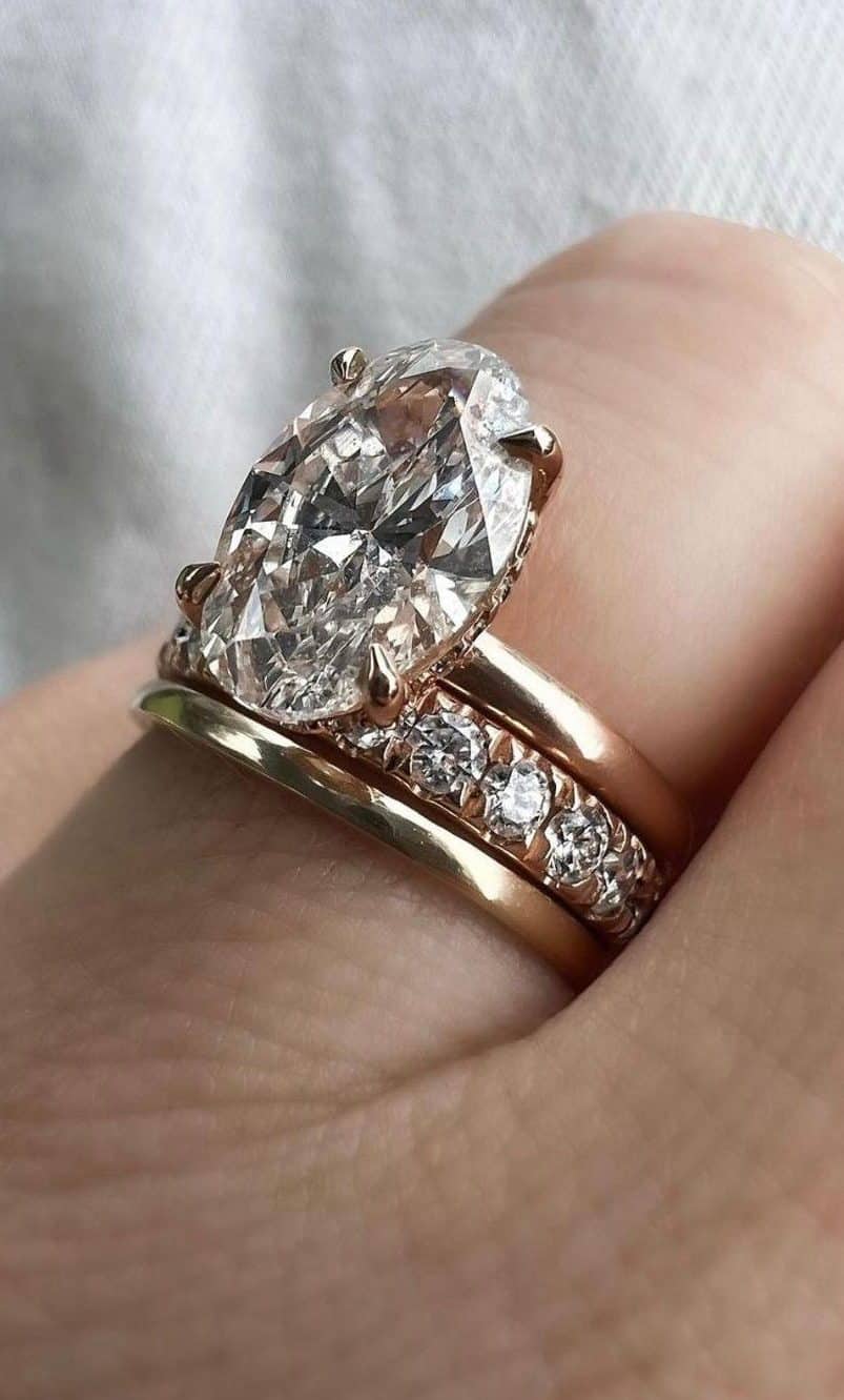 Oval diamond engagement ring