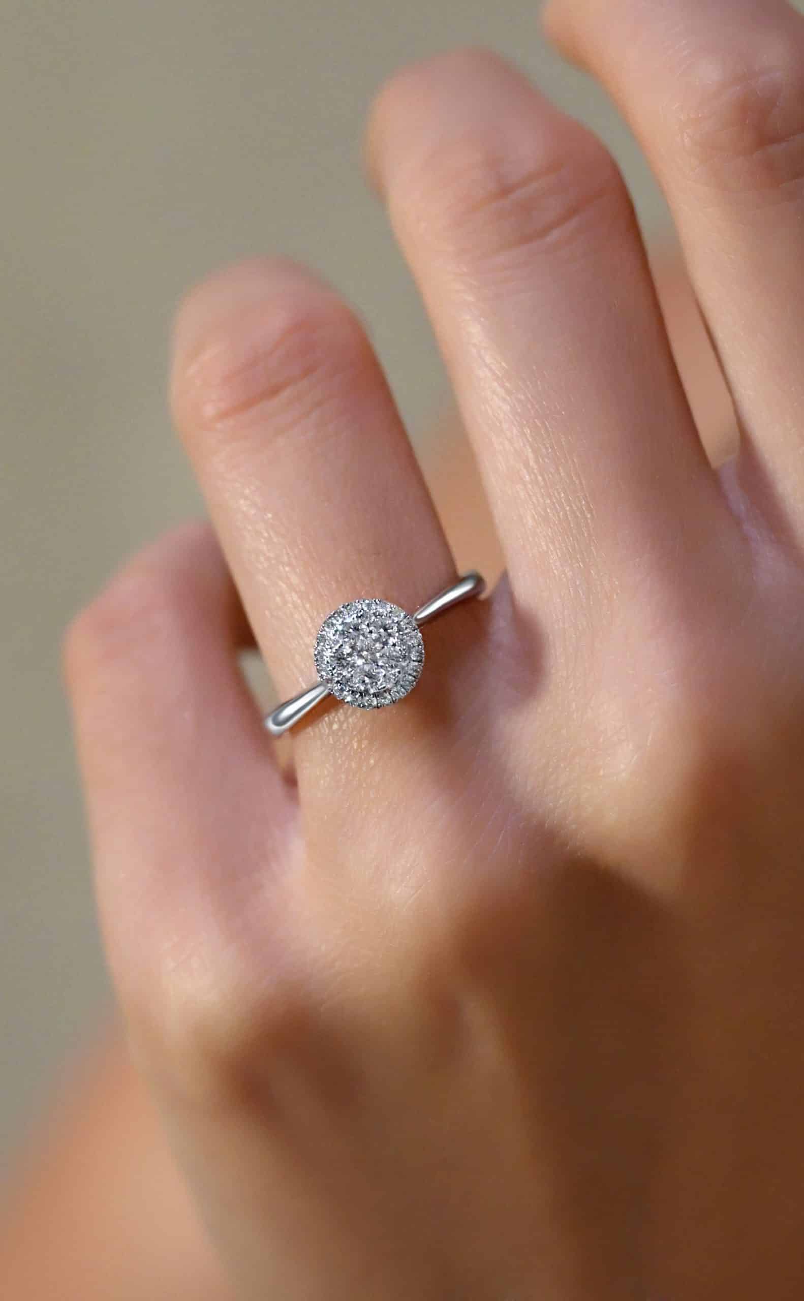 Round Diamond Engagment Ring with halo